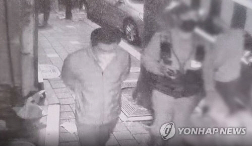 이태원 참사 당시 CCTV에 찍힌 이임재 전 용산경찰서장의 모습. CCTV 화면에는 다수의 심정지 환자가 발생한 밤 10시55분 경 이 전 서장이 이태원앤틱가구거리에서 뒷짐을 진 채 이태원파출소로 걸어가는 모습이 담겼다.  [연합뉴스]